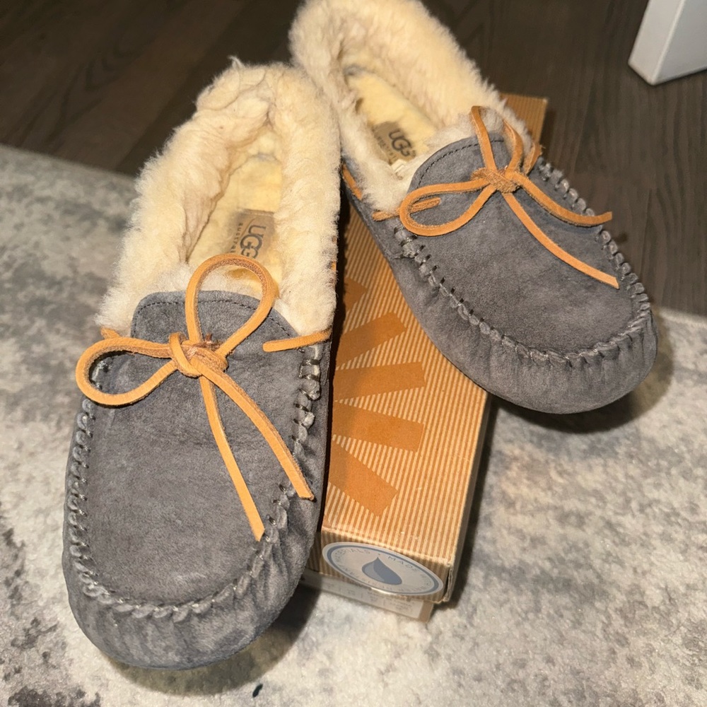 Women ugg slippers size 6 - 37 EU with box